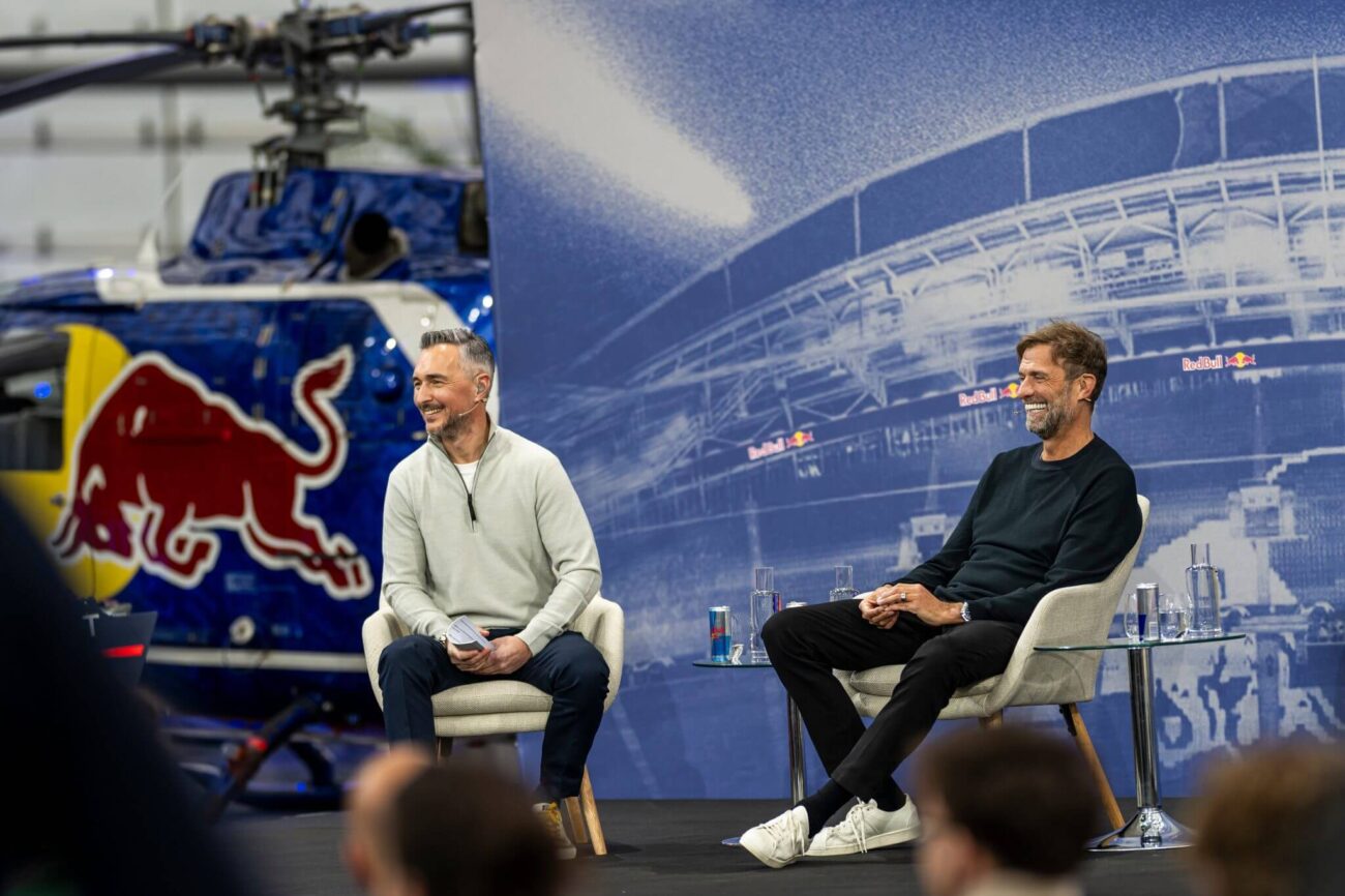 เจอร์เก้น คล็อปป์ ยืนสั่งการข้างสนามระหว่างการแข่งขันฟุตบอลยุโรป สวมเสื้อทีมและหมวก