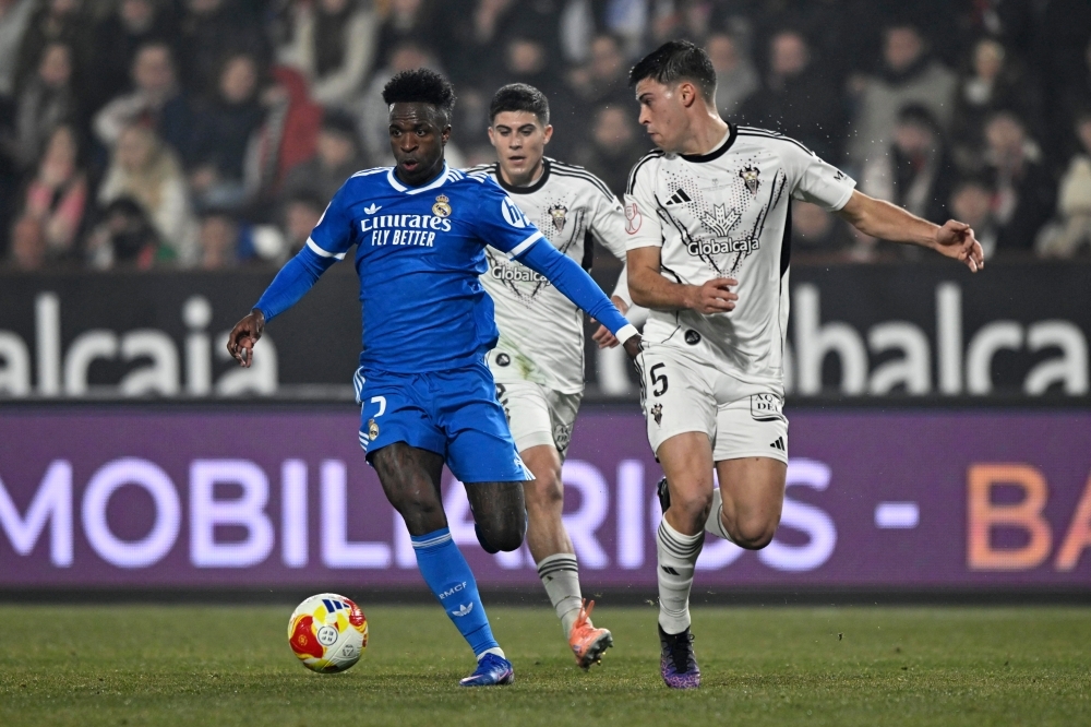 นักเตะ Real Madrid และ Albacete กำลังแข่งขันฟุตบอลในโกปา เดล เรย์ ขณะเจฟเต้ เบตานคอร์ยิงประตูชัยในนาทีสุดท้าย