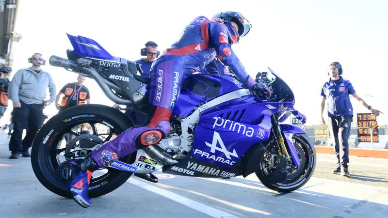 Jack Miller นักบิด Pramac MotoGP ขณะขับ Yamaha M1 เครื่องยนต์ V4 ในสนามแข่ง