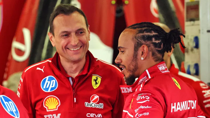 ลูอิส แฮมิลตัน ขับรถ Ferrari สีแดง บนสนามแข่ง Formula 1